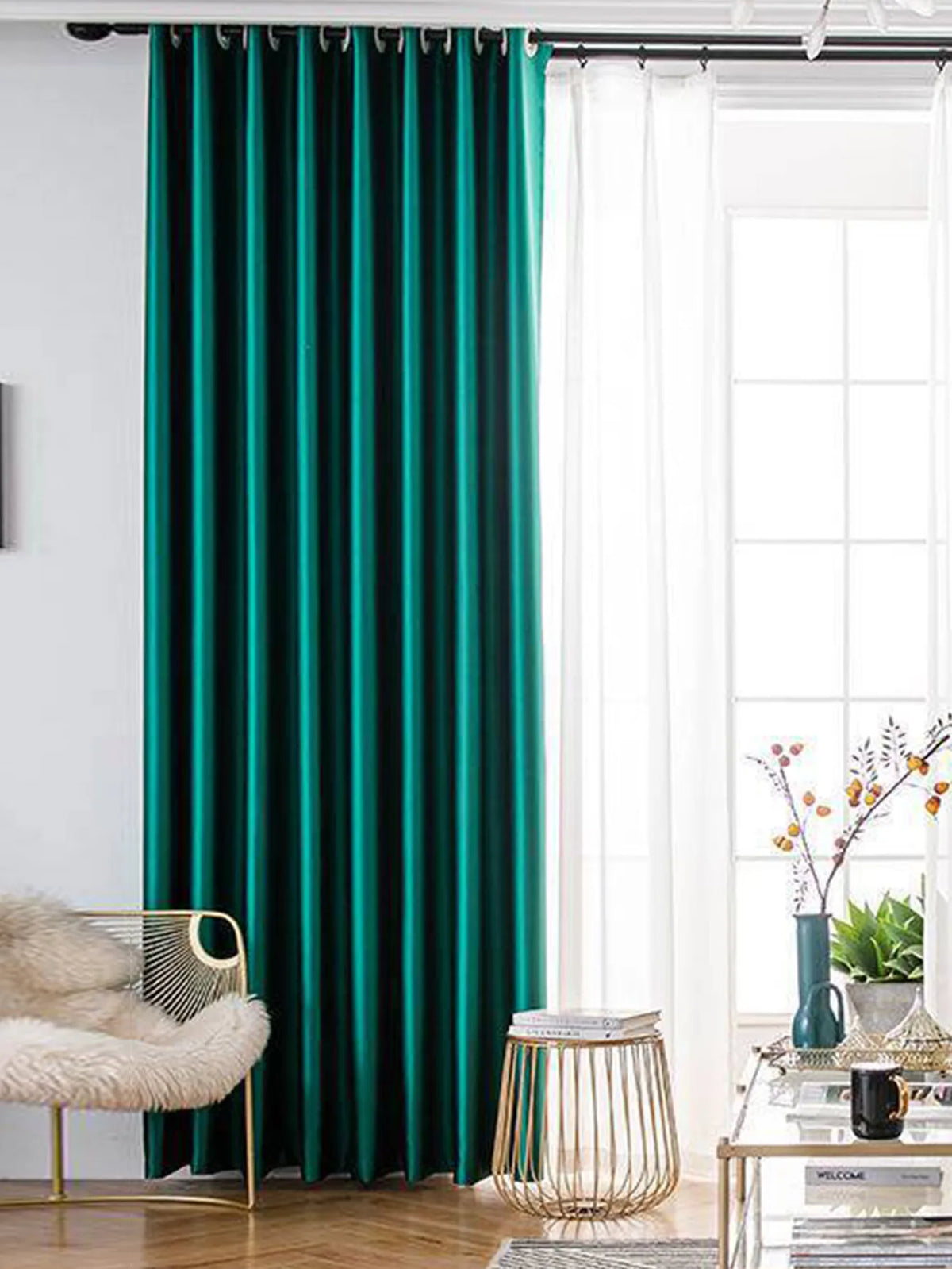 rideau vert foncé uni opaque moderne poignées dorées salon inclusion accessoires traitement