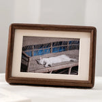 cadre photo rectangle bois texturé marron foncé minimaliste chaleureux rustique décoration maison