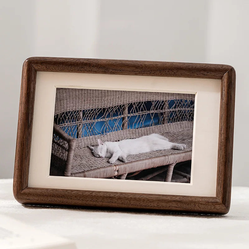 cadre photo rectangle bois texturé marron foncé minimaliste chaleureux rustique décoration maison