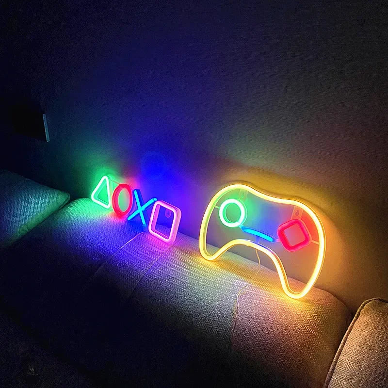 Lampe néon manette de jeu sur mur de chambre moderne