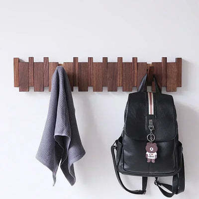 Porte-manteau mural en bois massif perforé avec touches de piano créatives dans une entrée moderne