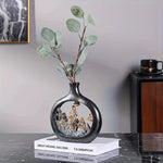 vase decoratif noir paysage montagneux relief texture mate eucalyptus branches fleurs minimalistes