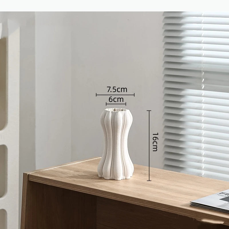 vase céramique blanc rayures ondulées moderne décoration intérieur plissé tridimensionnel transparent table