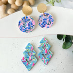 boucles d'oreilles modernes fleurs rayures palmiers abstraits couleur bleue verte rose blanche noire anneaux