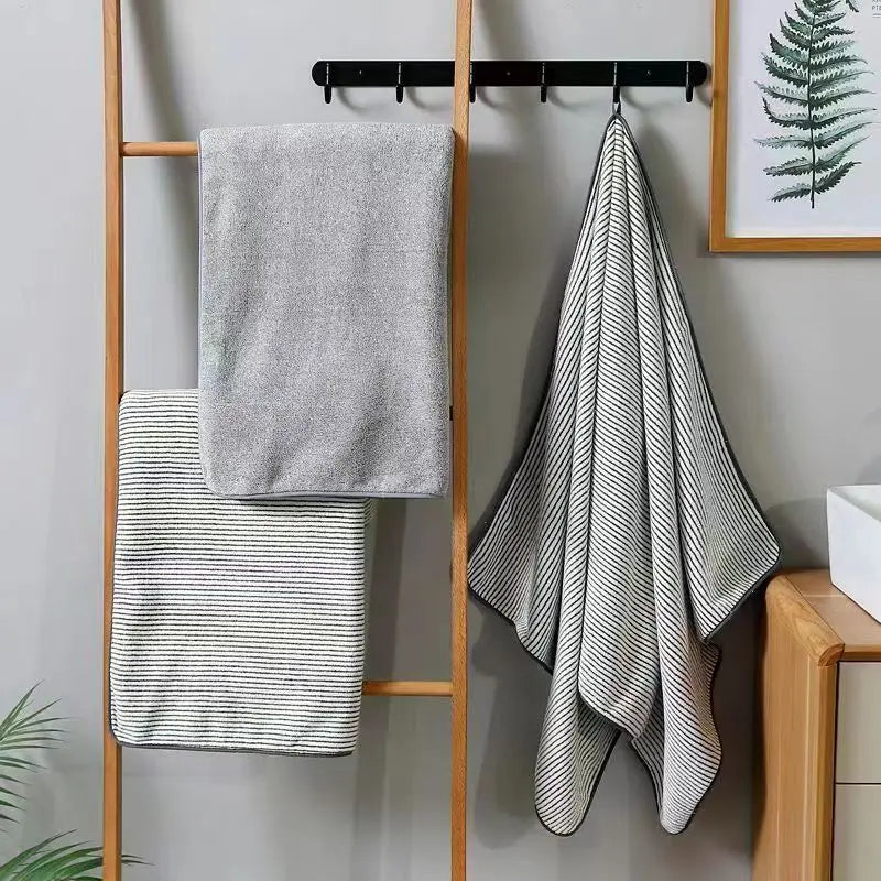 serviettes rayées bambou séchage rapide douces absorbantes gris clair moderne ensemble bain pliées