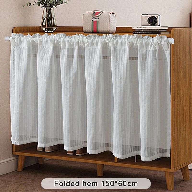 rideaux fenetre valance blanc cassé vert clair tissu texturé rayures verticales bord frangé translucide