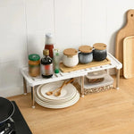 étagère cuisine rétractable blanc gris moderne perforations pieds métalliques bouteilles épices appareils électroménagers