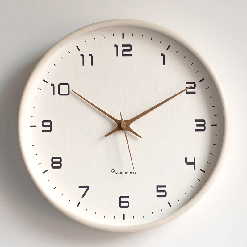 horloge murale bois naturel aiguilles dorées fond blanc minimaliste salon quartz visage unique