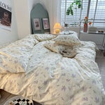 Parure de lit fleurie bleue sur lit 90x190 cm