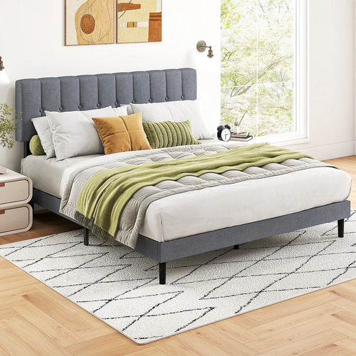 lit queen size gris moderne matelas oreillers coussins tapis pieds noirs tissu mousse