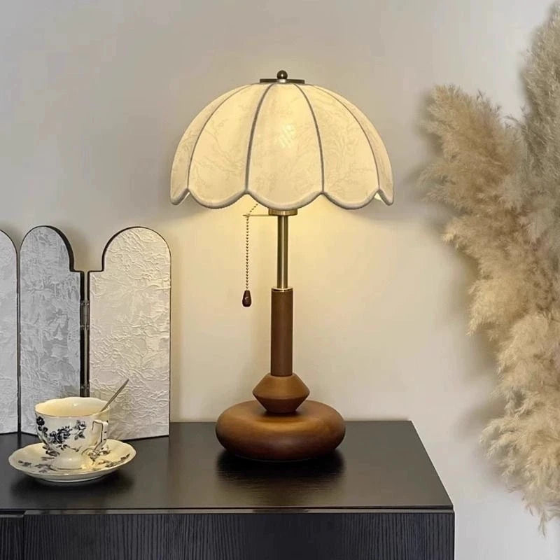 lampe table classique broderie florale marron clair led chaîne tirage socle bois