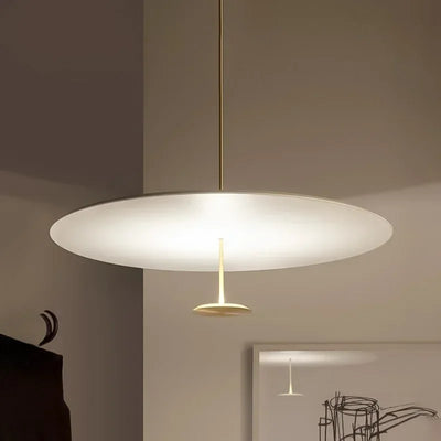 Lampe suspendue minimaliste noir et or dans un salon moderne
