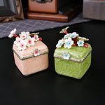 boîte bijoux vintage rose fleurs blanches oreilles anneaux broches élégante dorée transparente cadeau anniversaire