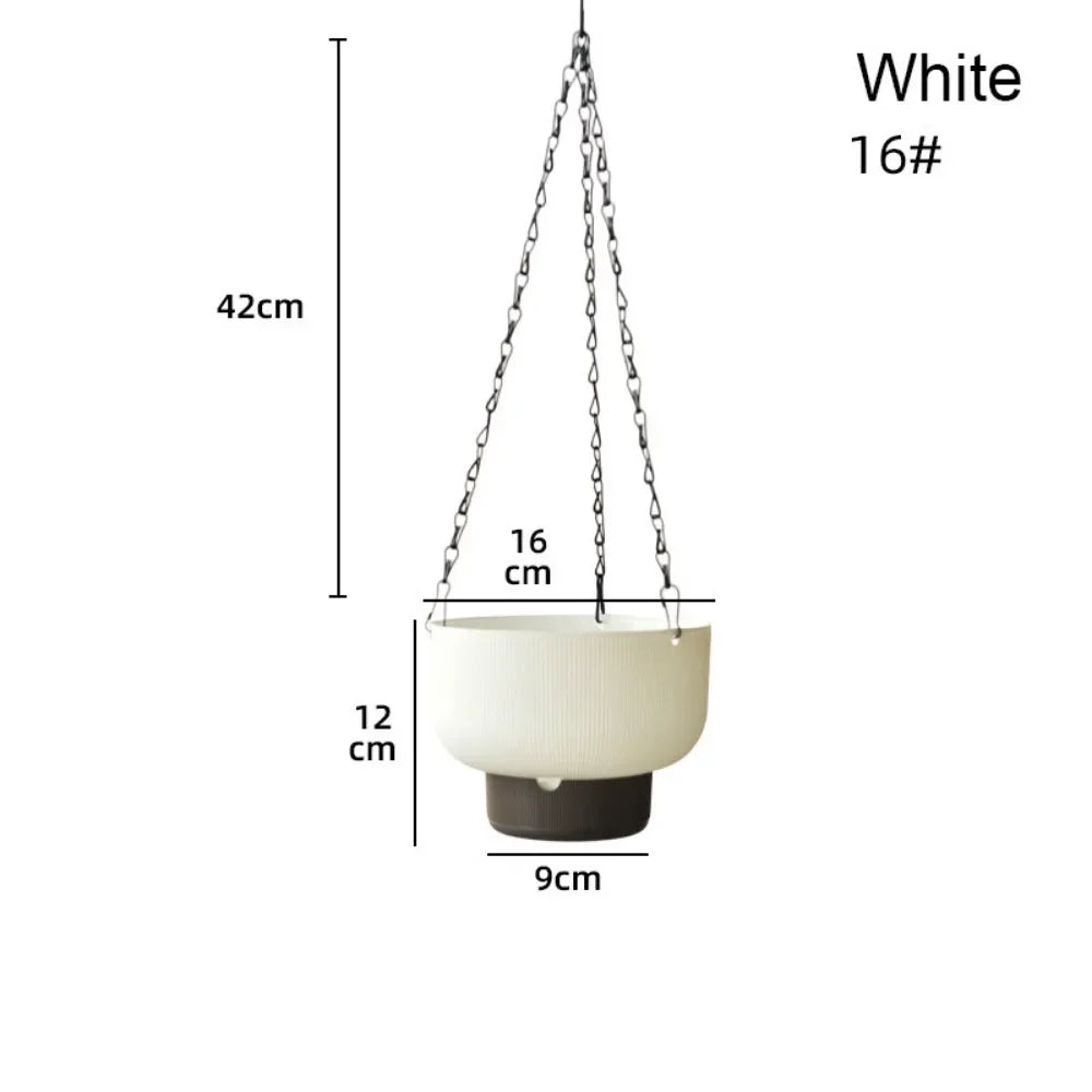 pots plante suspendus auto arrosants rayures verticales chaînes métalliques blanc vert gris moderne