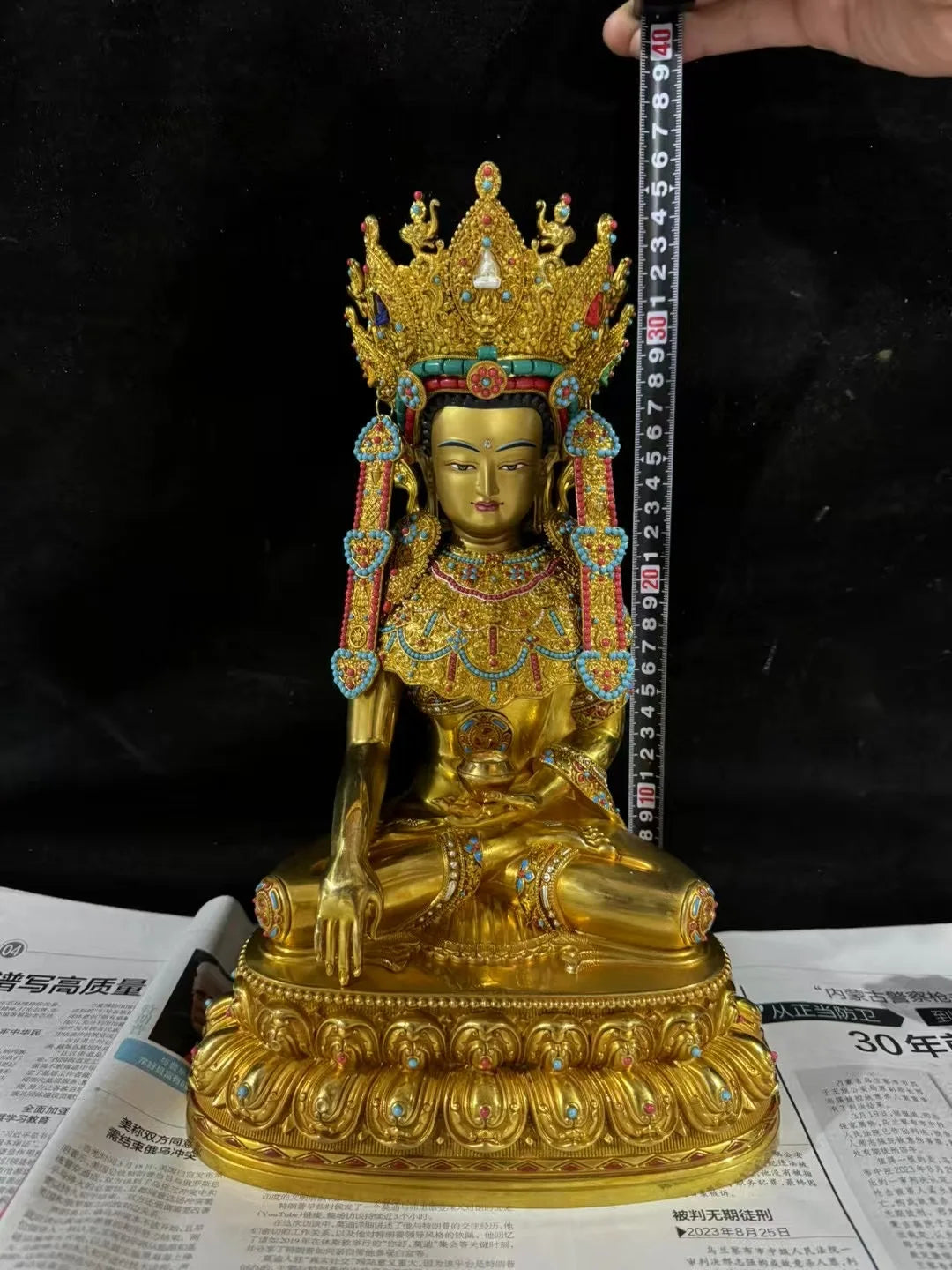 statue bouddhiste or turquoise rouge blanche motif complexe texture lisse traditionnel lotus assis grande