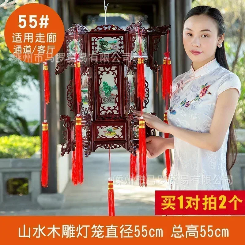 lanterne traditionnelle chinoise bois sculpté rouge décorative pompon fête mariage jardin