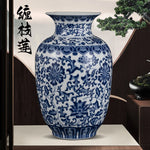 Magnifique vase en porcelaine bleue et blanche, orné de motifs floraux traditionnels chinois, placé dans un décor de style japonais avec un arbre en arrière-plan.