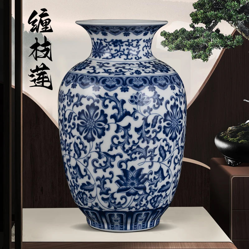 Magnifique vase en porcelaine bleue et blanche, orné de motifs floraux traditionnels chinois, placé dans un décor de style japonais avec un arbre en arrière-plan.