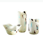 vases verre motifs abstraits blanc bleu marron foncé moderne décoration table arrangement fleurs