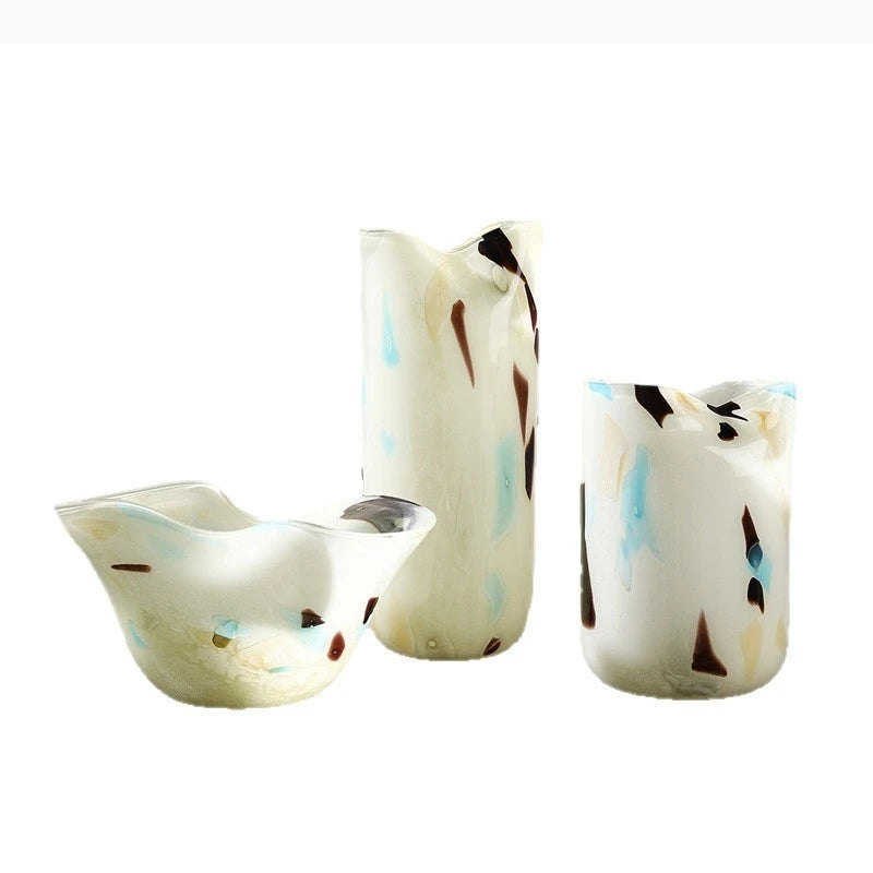 vases verre motifs abstraits blanc bleu marron foncé moderne décoration table arrangement fleurs