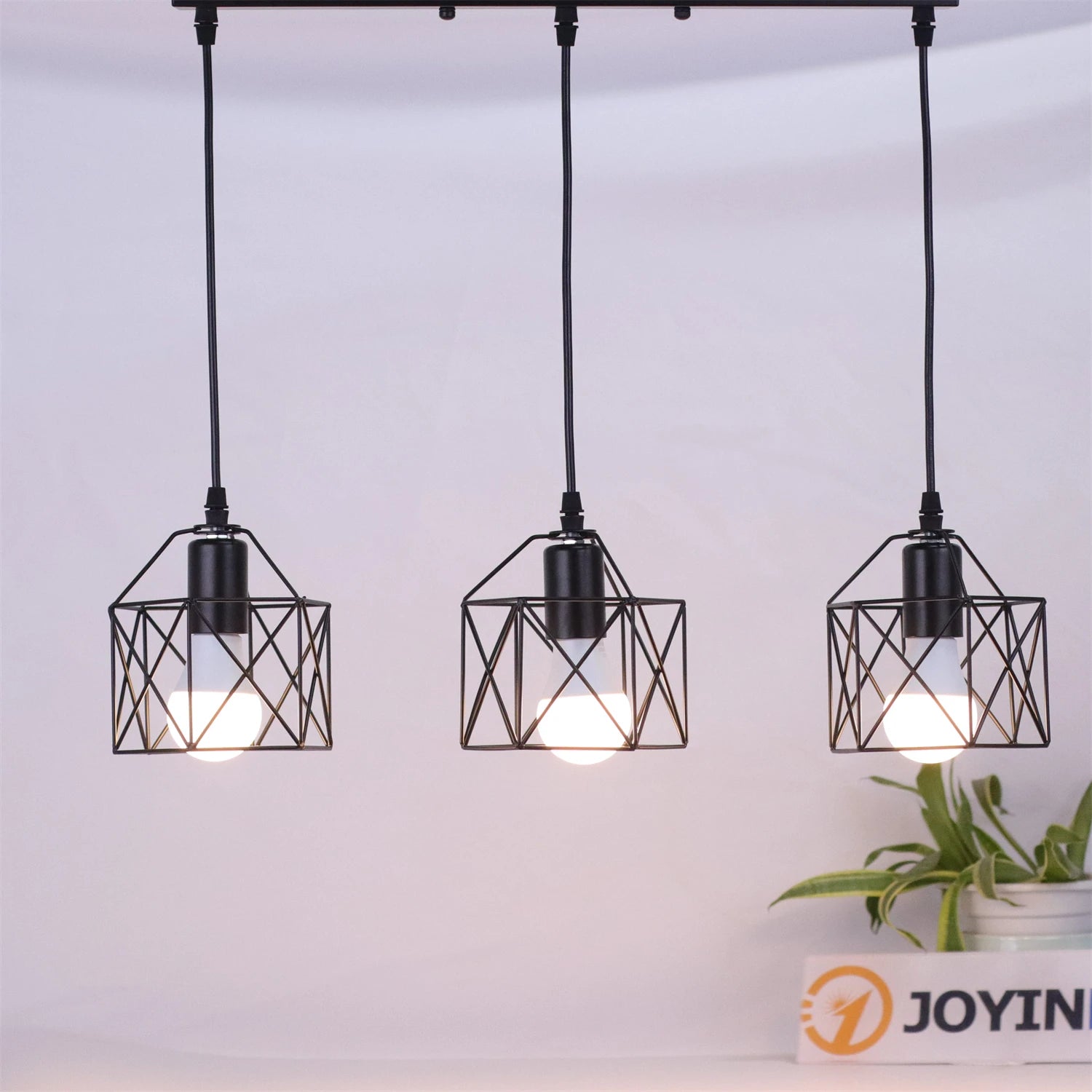 Détail du cordon réglable de la suspension luminaire noire