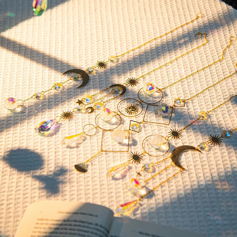 bijoux pendentifs cristal arc ciel boho chic or transparent vintage étoiles lunes motifs géométriques