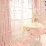 Voilage rose brodé fleuri en situation avec rideaux opaques assortis et décoration romantique