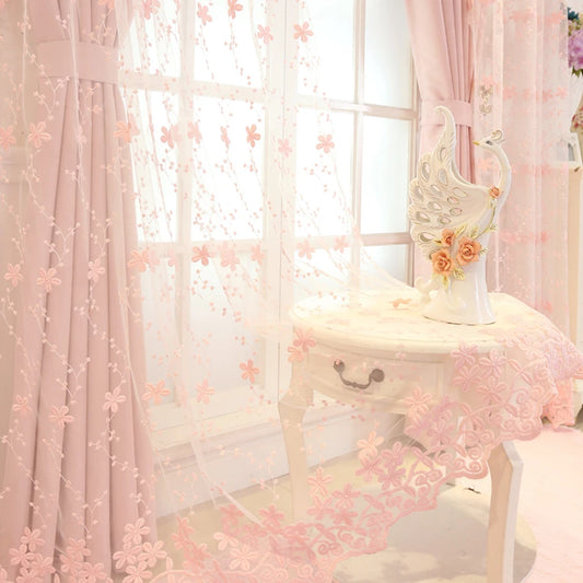 Voilage rose brodé fleuri en situation avec rideaux opaques assortis et décoration romantique