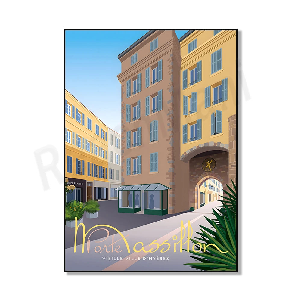 Cette image représente un bâtiment historique dans la vieille ville d'Hyères, avec une horloge sur son fronton et des devantures de boutiques au rez-de-chaussée. Des palmiers et un ciel bleu en arrière-plan ajoutent une touche méditerranéenne à cette scène.