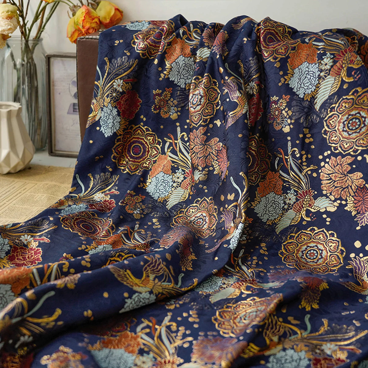 tissu imprimé motifs fleurs oiseaux bleu marine doré rouge élégant traditionnel polyester brillant