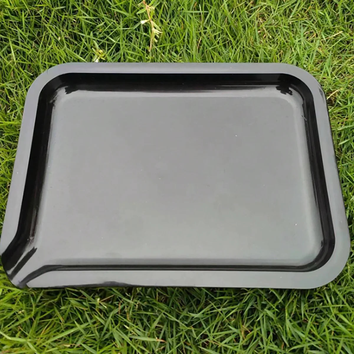 plateau rangement moderne noir vert rose blanc surface lisse brillante minimaliste fleurs tissu herbe