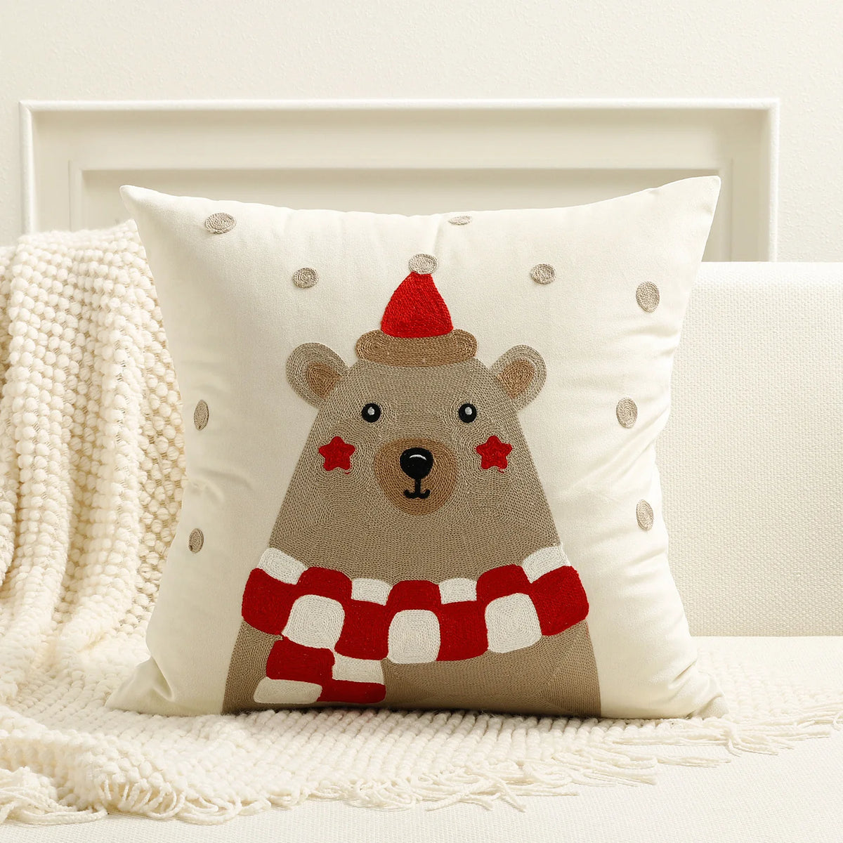 housses coussins noël gnomes flocons brodés texture duveteuse carrées polyester coton pompons festive decoration