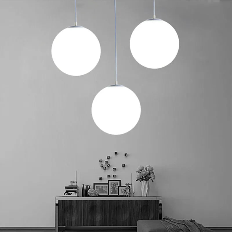 Suspension boule LED allumée ambiance chaleureuse
