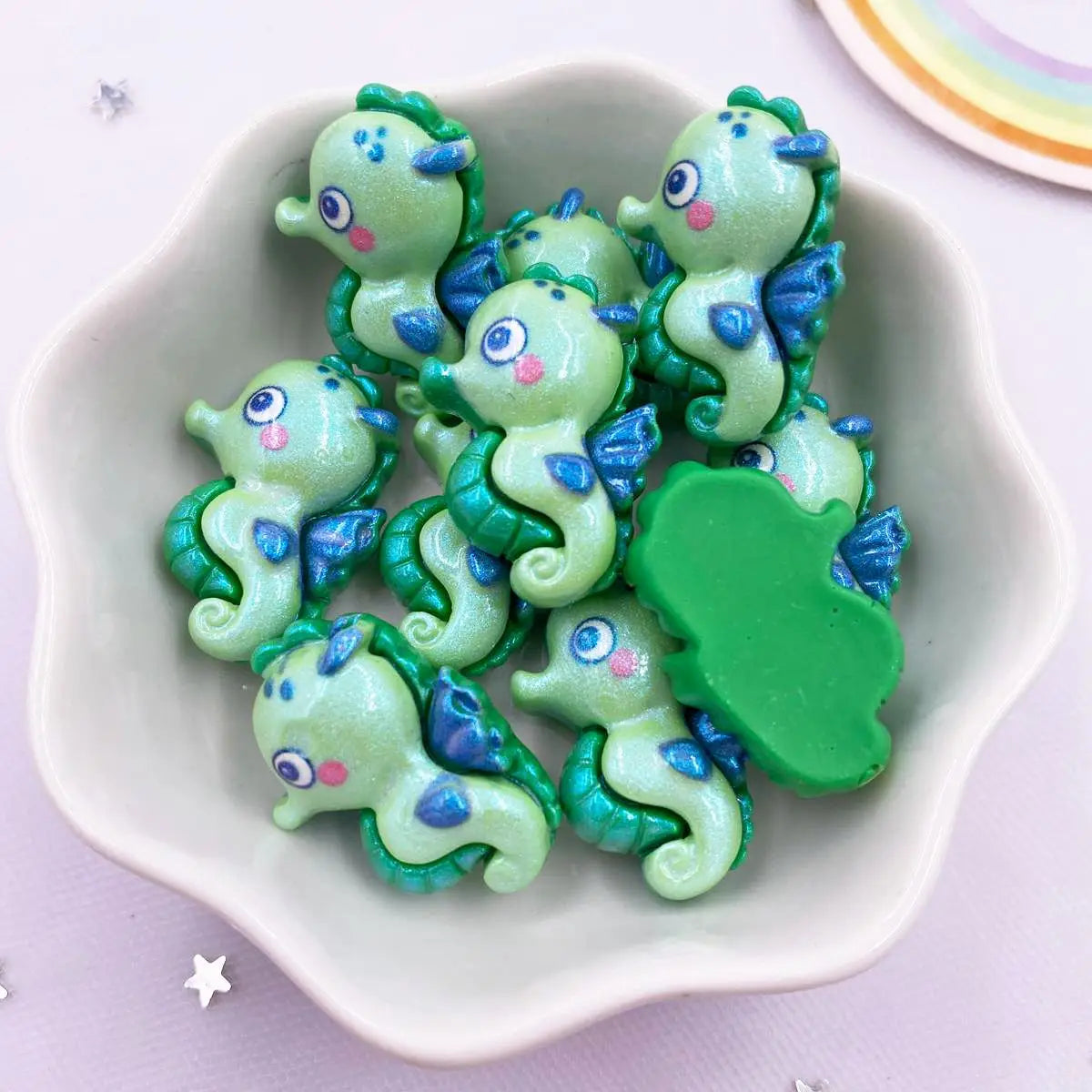 bijoux résine marine créatures poissons crabes pieuvres blanches rose verte