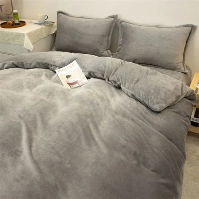 Housse de couette flanelle grise sur un lit double