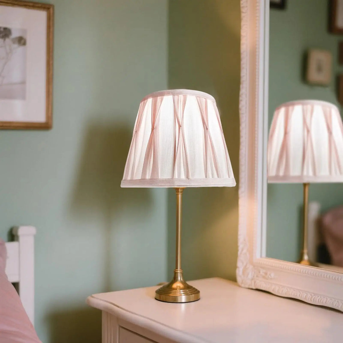 abat jour rose clair plissé opaques lampe table classique accessoire décoration chambre couverture métal