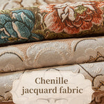 Gros plan sur un tissu jacquard chenille à motifs floraux multicolores, présentant une texture complexe et une riche palette de couleurs chaleureuses.