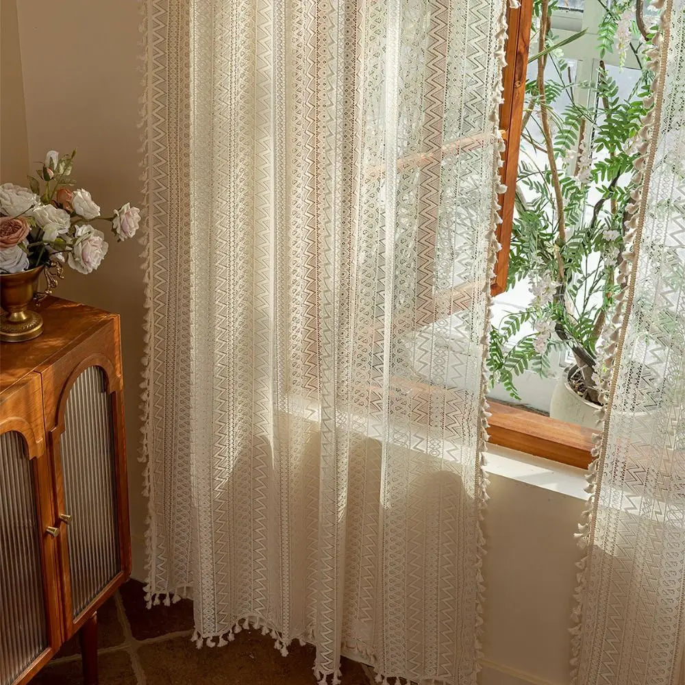 rideaux dentelle beige motifs géométriques bohèmes triangles fleurs vase vintage translucides franges chambre