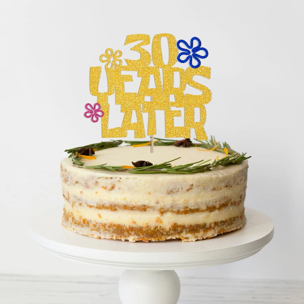 décoration anniversaire 30 ans lettre dorée biscuits fleurs colorées pique gâteau festive blanc doré