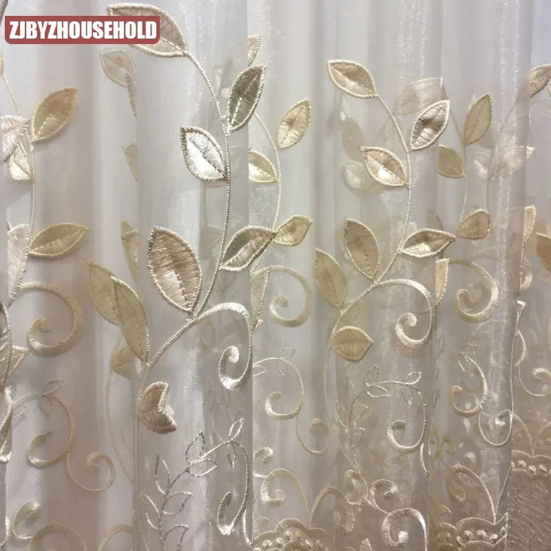 rideau brodé feuilles dorées fond beige translucide classique français géométrique polyester