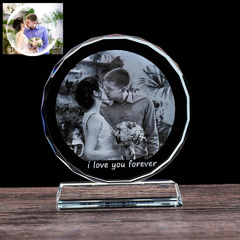 Cadre photo en verre cristal rond personnalisé sur une table