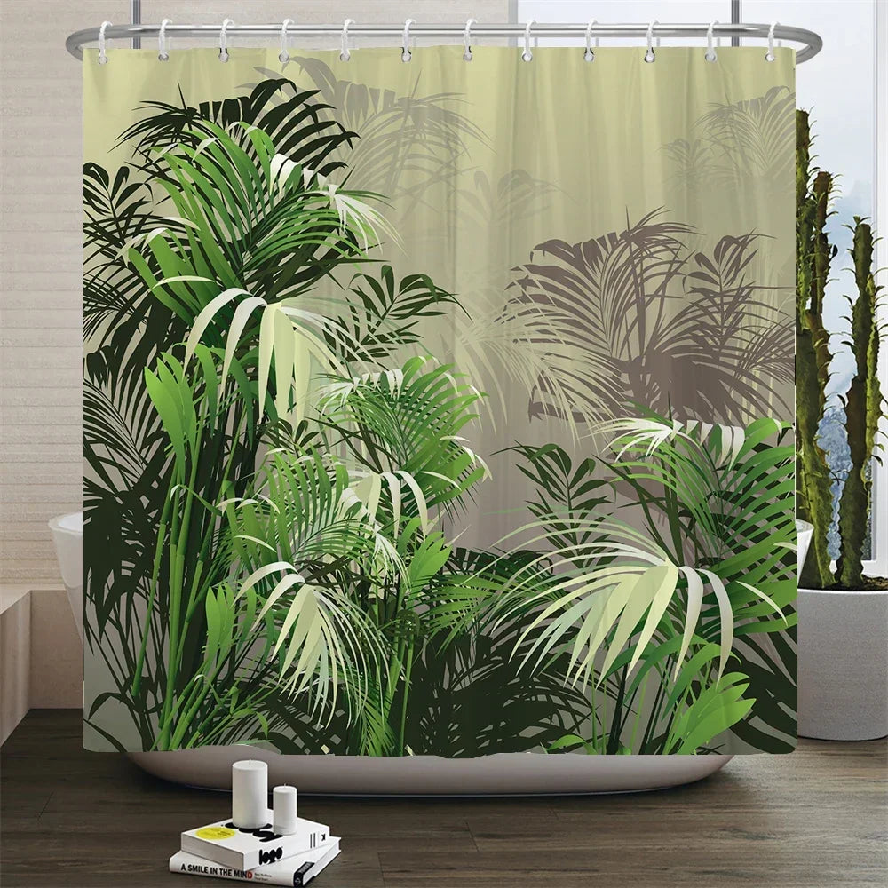 Rideau de douche au motif vibrant de palmiers et de plantes aquatiques. Ce rideau, principalement dans les tons de vert et de bleu, ajoute une touche tropicale à la décoration de votre salle de bains. L'image montre le rideau détaillé en haute qualité, mettant en évidence le motif rafraîchissant des palmiers et le motif subtil des plantains d'eau. Parfait pour ceux qui cherchent à apporter un élément de nature dans leur salle de bains.