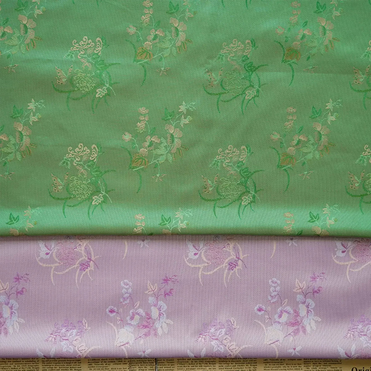 tissu polyester floral semi transparent vert rose motifs dorés traditionnel élégant texturé 145cm