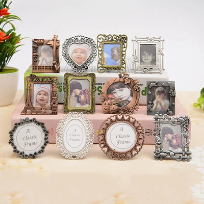Mini cadre photo porte-clés rétro en métal alliage couleur rouge sur bureau