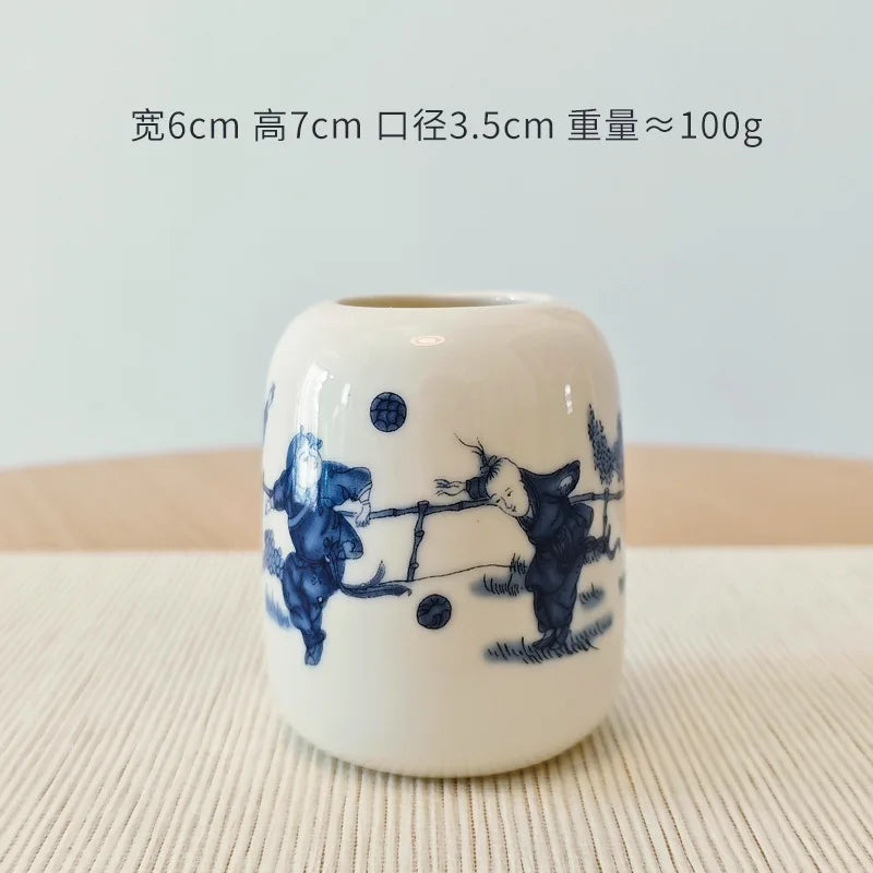 vase céramique blanc bleu fleurs stylisées artisanal traditionnel décoration intérieure pot fleurs