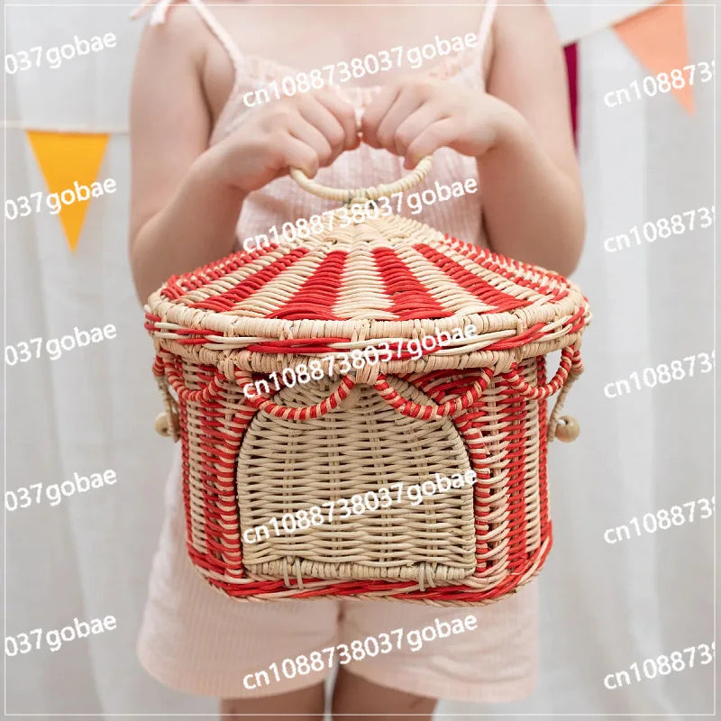 panier rotin rouge beige rayures traditionnel anneau poignée porte bois enfant champêtre