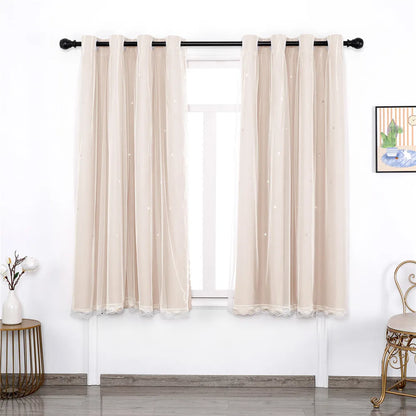 Rideaux blanc et rose avec des œillets, traitement et couverture de fenêtre, présentés comme un textile doux et luxueux pour la décoration intérieure.