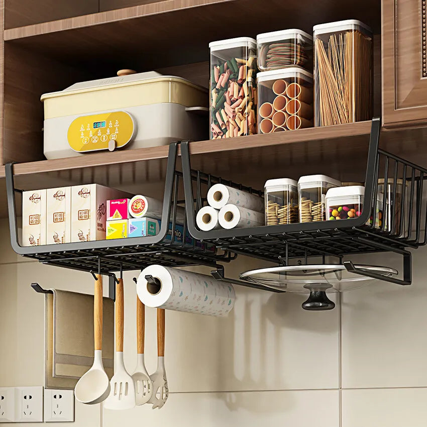 Panier de rangement sous-meuble vert clair dans une cuisine moderne