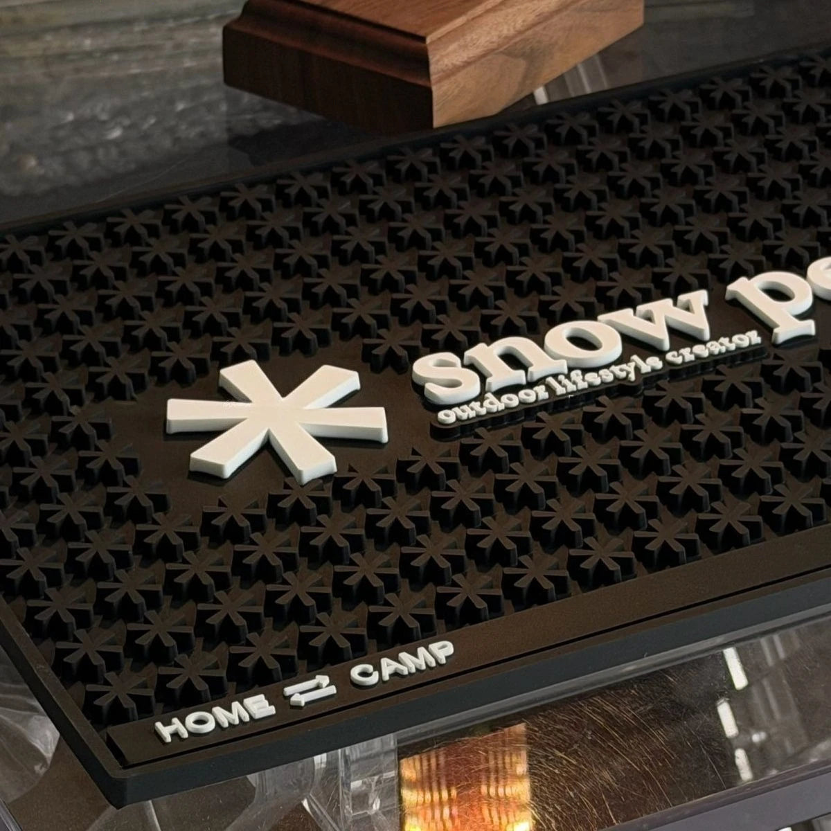 tapis sol silicone noir blanc étoiles relief snow peak 36x25 cm
