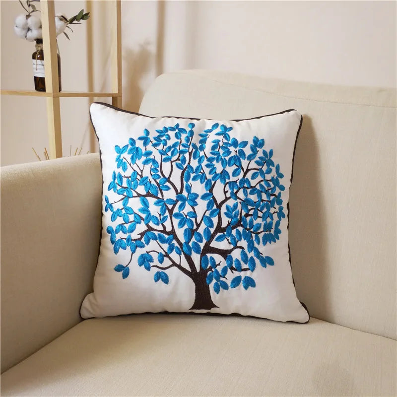 Coussin décoratif avec un motif arbre bleu sur fond blanc, parfait pour ajouter une touche de nature et de fraîcheur à votre intérieur.